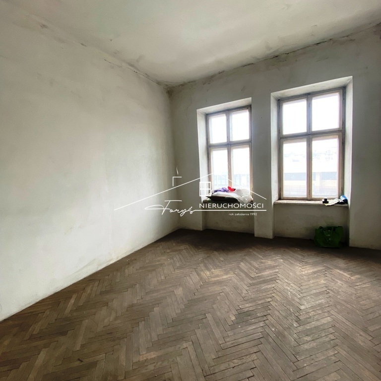 Sprawdź atrakcyjną ofertę sprzedaży nieruchomości w zadbanej kamienicy.