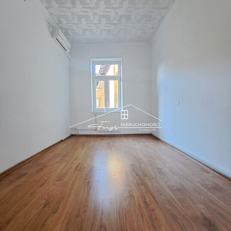 Dwukondygnacyjny obiekt ok. 300 m² – gotowy pod Twoją działalność.