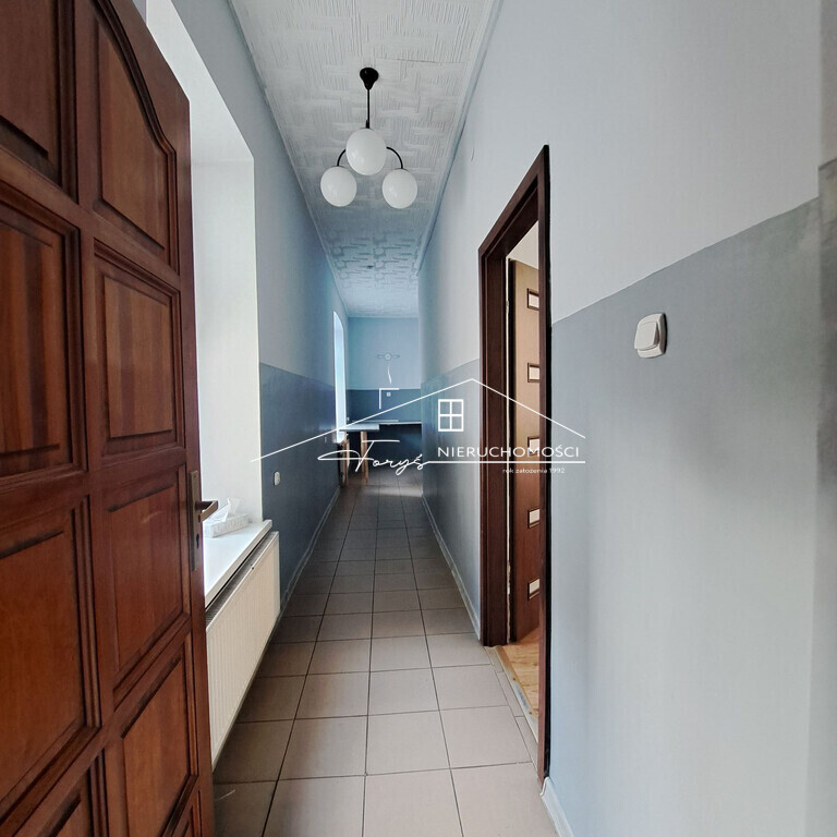 I piętro świetnie sprawdzi się jako biura lub komfortowa przestrzeń mieszkalna.