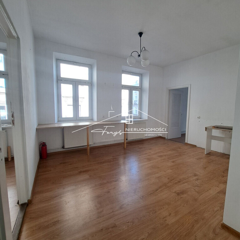 Na parterze przestrzeń usługowo-magazynowa oraz zaplecze sanitarne.