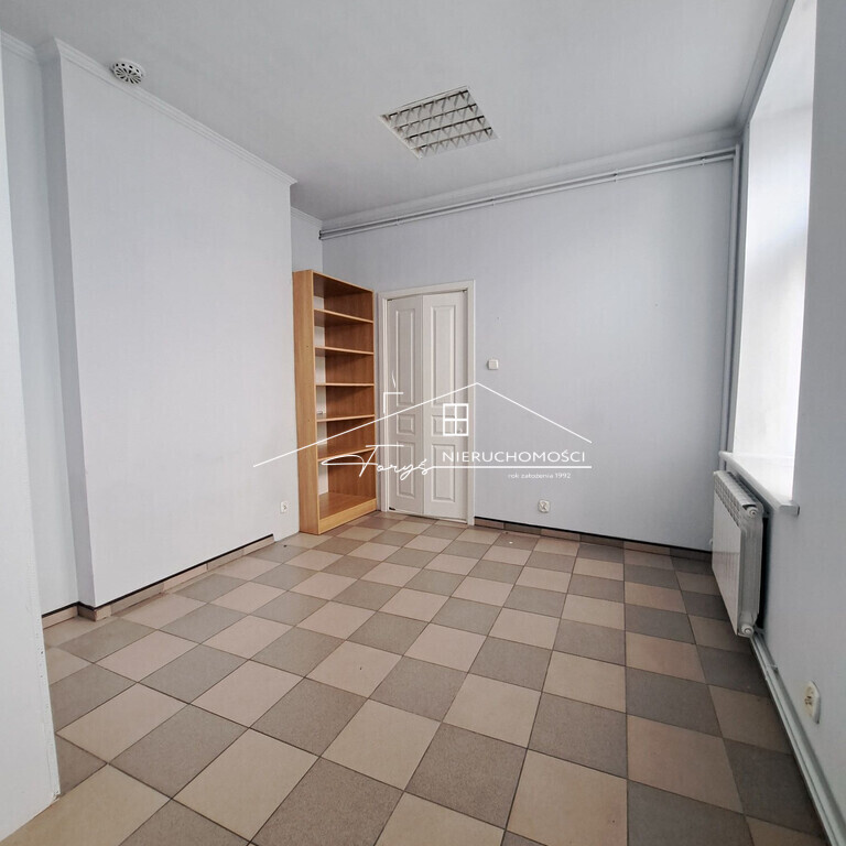 Na piętrze aż 9 pomieszczeń użytkowych – stwórz komfortowe biuro.