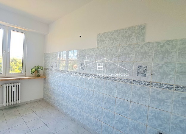 Oddzielna łazienka i WC podnoszą komfort codziennego funkcjonowania domowników.