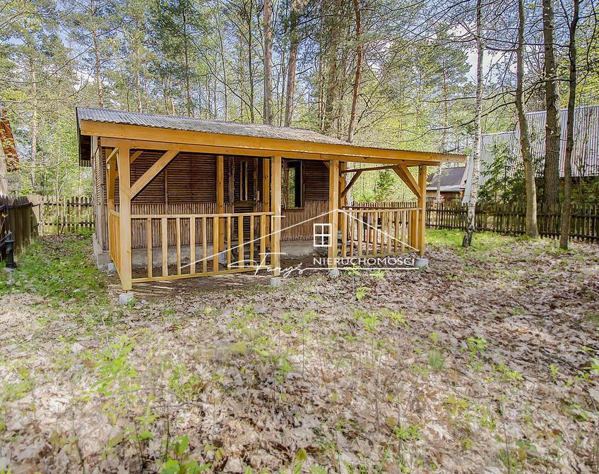 Inwestuj w nieruchomość wśród lasów – komfortowy domek z tarasem w Radawie.
