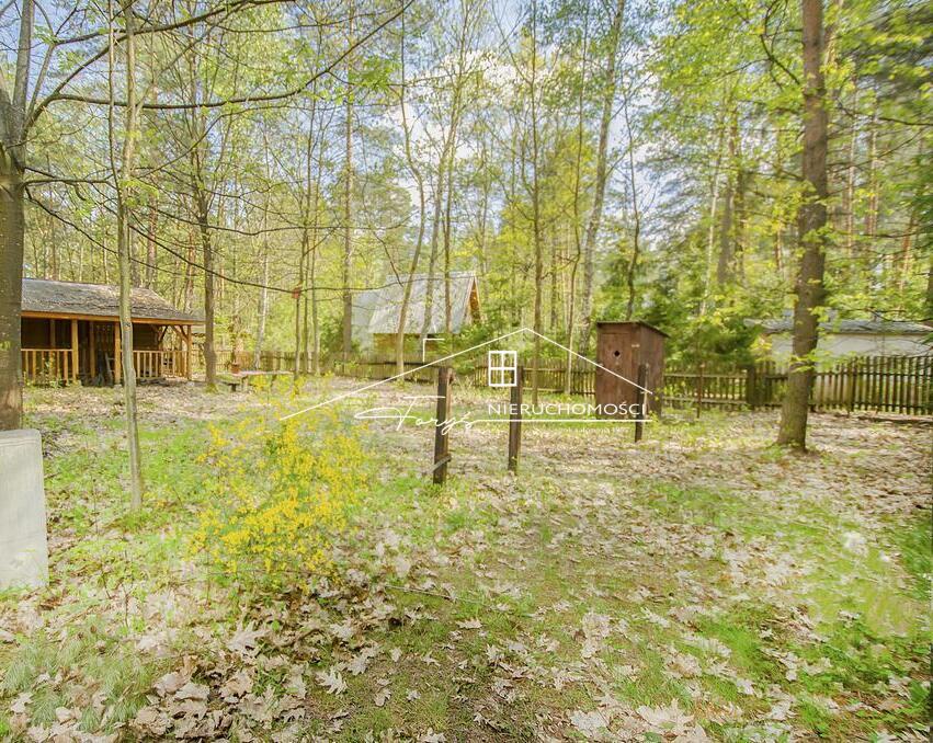 Domek z lat 90., po modernizacji dachu i tarasu – gotowy do użytkowania.