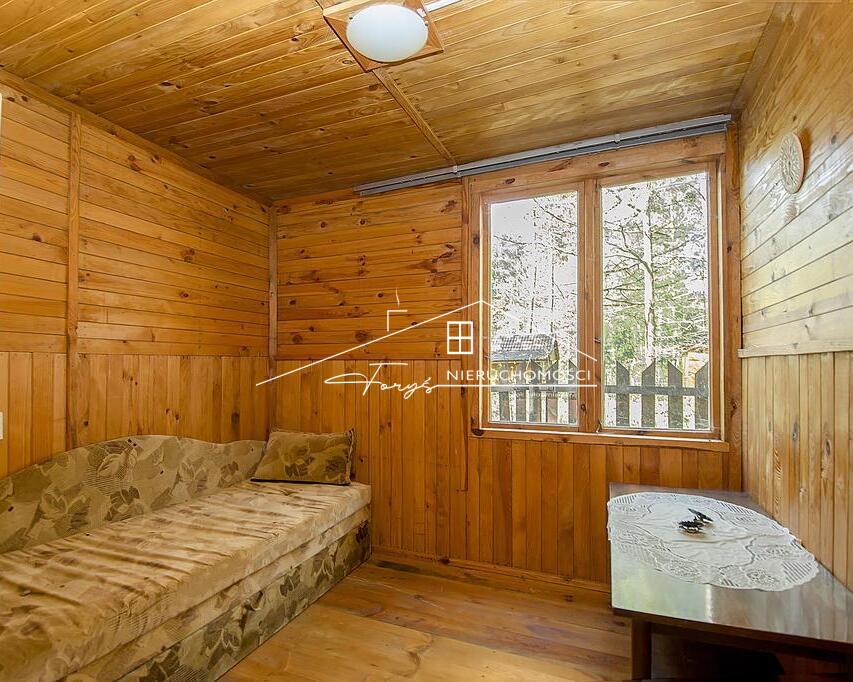 Nieruchomość z dostępem do drogi publicznej, media: prąd i woda ze studni.