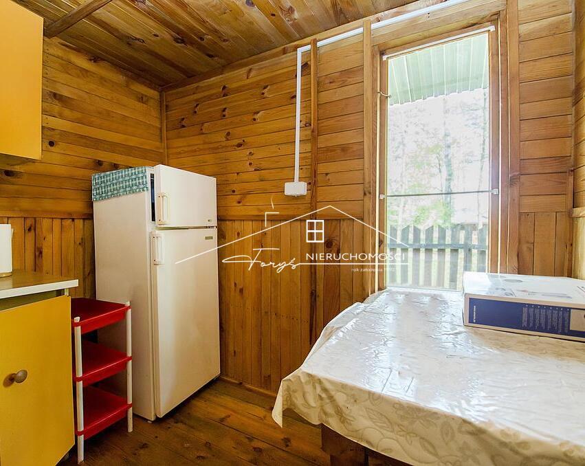 Przestronny salon, sypialnia i aneks kuchenny – funkcjonalny układ wnętrza.