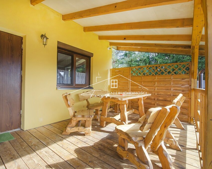 W skład nieruchomości wchodzą 2 domki drewniane i murowany bliźniak.