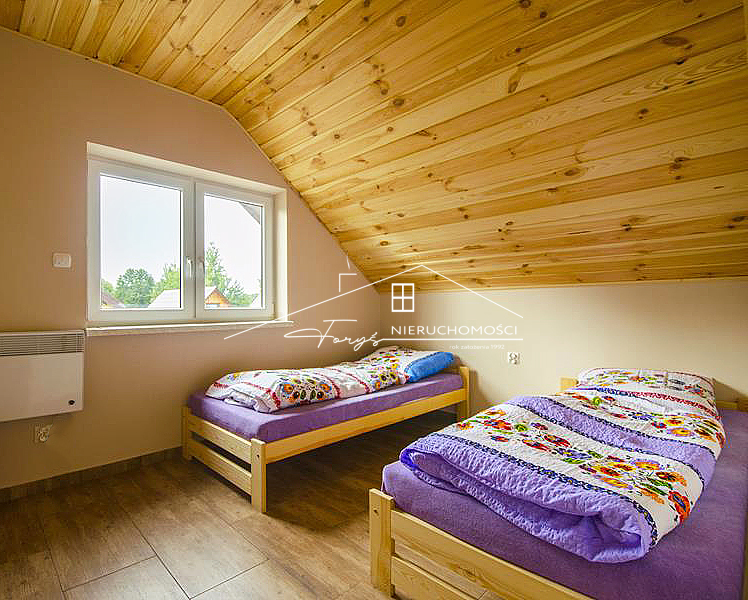 Zadaszone ganki przy domkach – idealne miejsce na letnie biesiady.