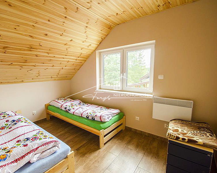 Murowany bliźniak po rozbudowie i termomodernizacji w 2018 roku.