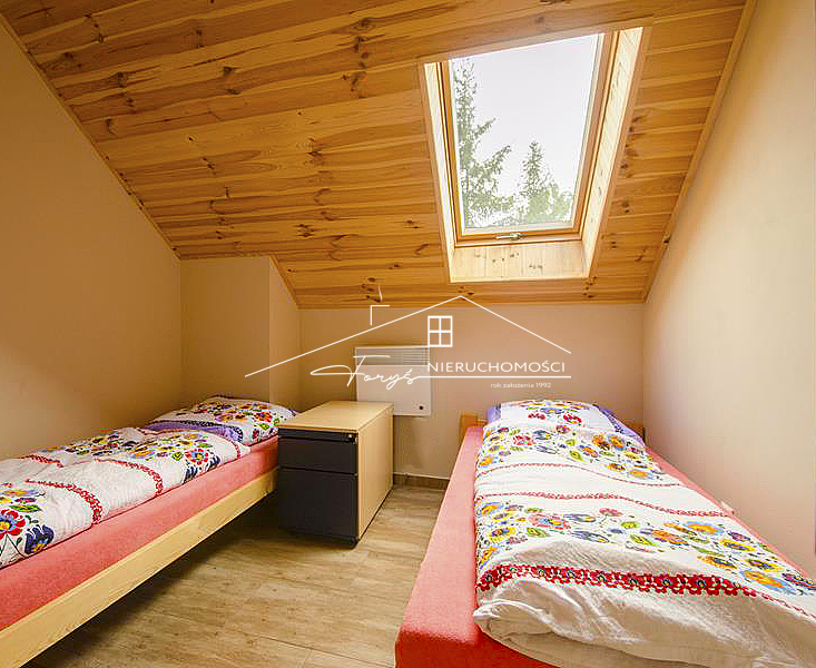 Każdy lokal: 4 pokoje, 2 łazienki, salon z aneksem i kominkiem.