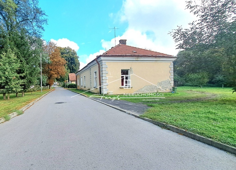 Osobne wejście do jednego z pokoi podnosi komfort i funkcjonalność lokalu.