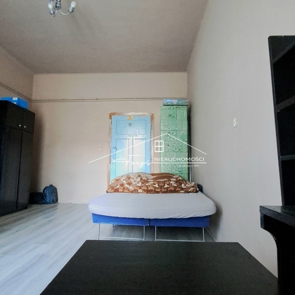 Blisko szkoła, sklepy, obiekty sportowe oraz popularne kąpielisko ZEK.