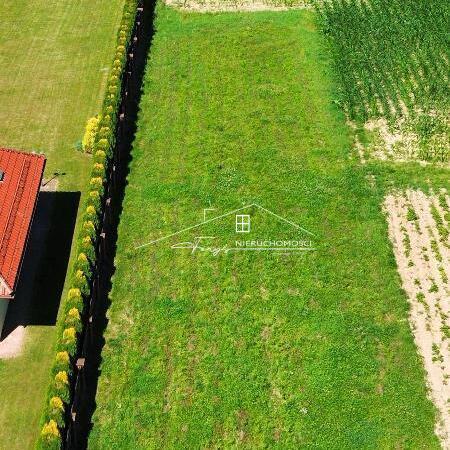 Piękne widoki na okolicę – codzienny relaks z kawą na tarasie.