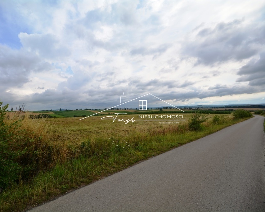 Dojazd asfaltową drogą gminną – komfortowy wjazd przez cały rok.