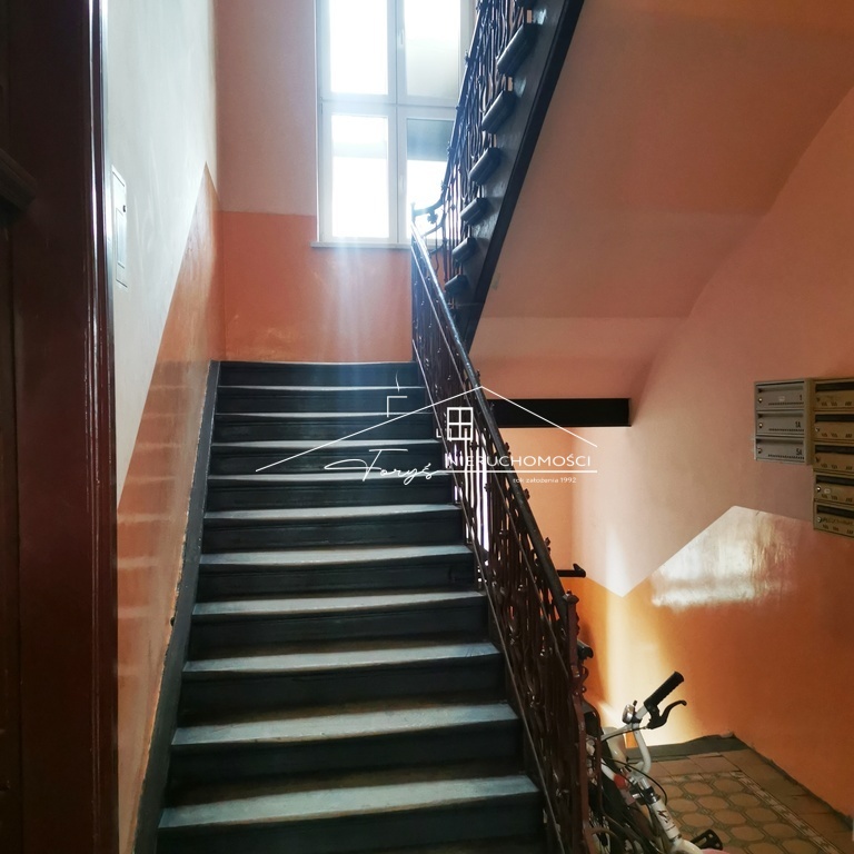 Domofon i głośniki sufitowe w przedpokoju – mieszkanie o podwyższonym standardzie.