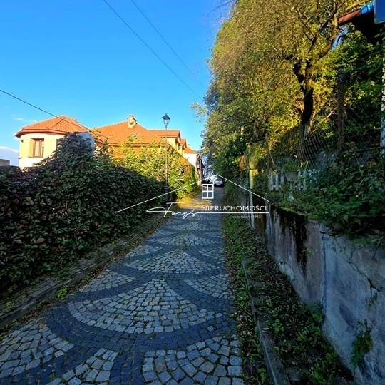 Dwa balkony dodatkowo podkreślają miejski charakter apartamentu.