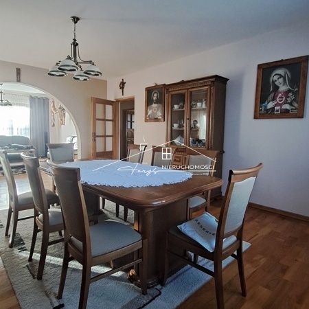 Sprzedaż domu z garażem i praktyczną częścią gospodarczą.