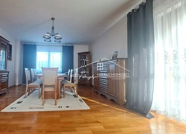 Dom z użytkowym poddaszem, idealny na sypialnie i pokoje dzieci.