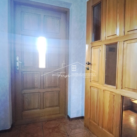 Przestronny hall i garderoby zapewniają wygodę codziennego życia.