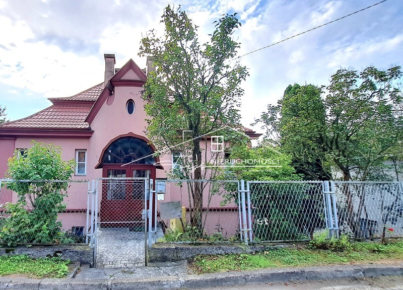 Nieruchomość z dużą działką 0,1754 ha – miejsce na relaks i rozwój.