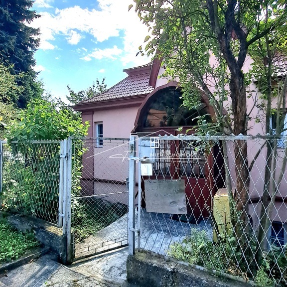 Stylowy dom z odrestaurowaną elewacją i klimatem przedwojennej architektury.