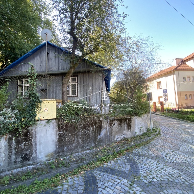 Stwórz swój prywatny ogród wśród istniejących drzew i krzewów na posesji.