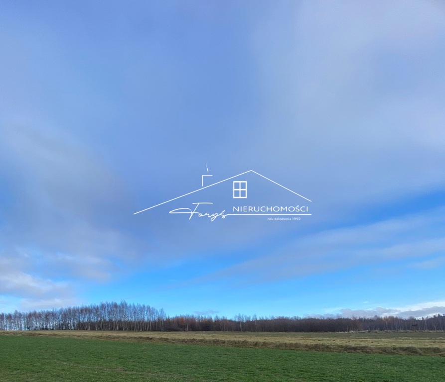 Działka o kształcie zbliżonym do prostokąta, idealna pod różne plany.
