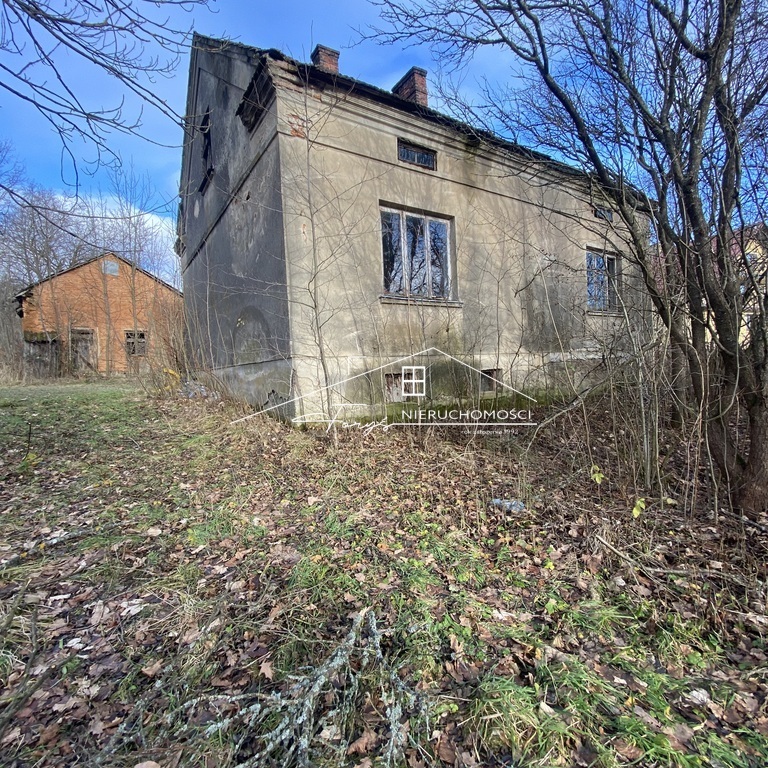 Sprzedaż działki z domem i budynkiem gospodarczym w malowniczej okolicy.