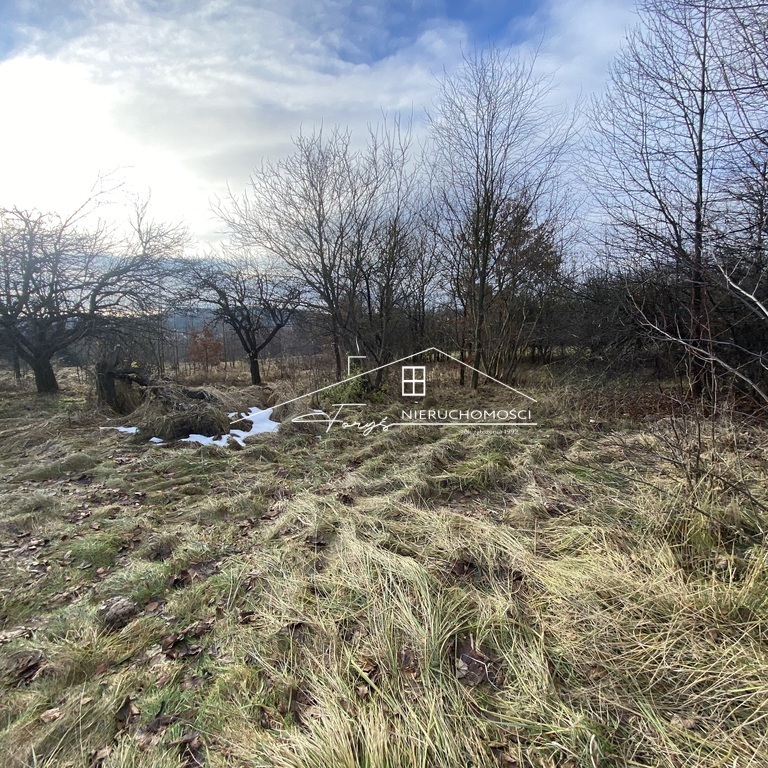 Stwórz siedlisko z polem i lasem, uzupełniając obecną nieruchomość.