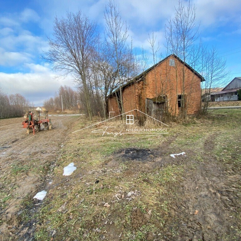 Ciesz się prywatnością dzięki częściowo zadrzewionemu terenowi.