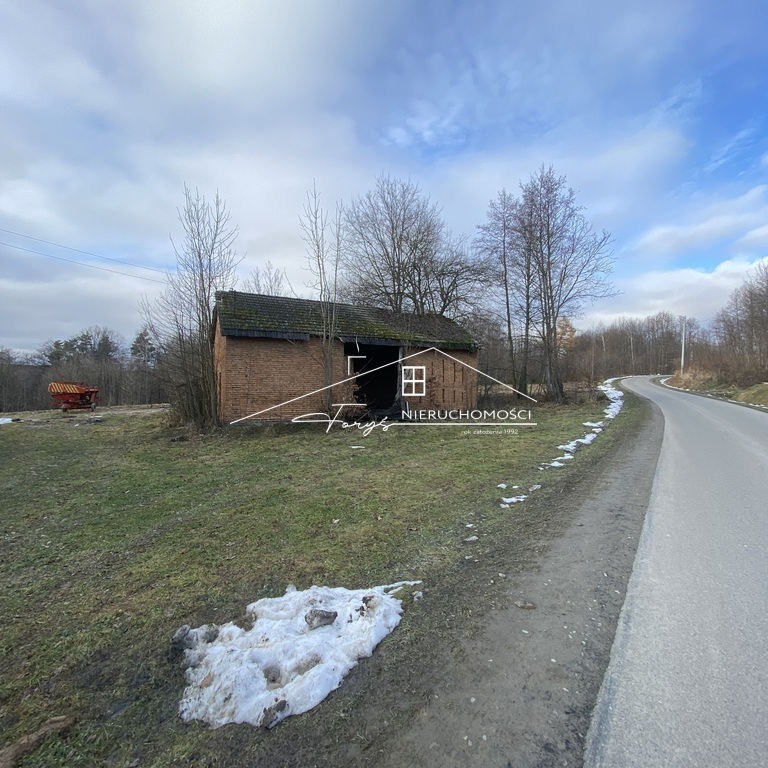 Bezpieczna okolica z zabudową jednorodzinną i dobrą komunikacją.