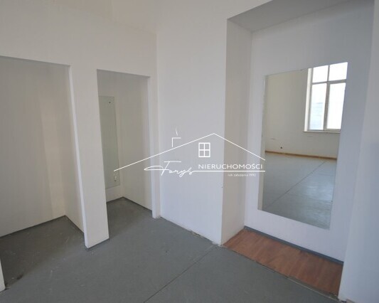 Atrakcyjna stawka najmu: 25 zł netto / m2, dopasowana do potencjału miejsca.