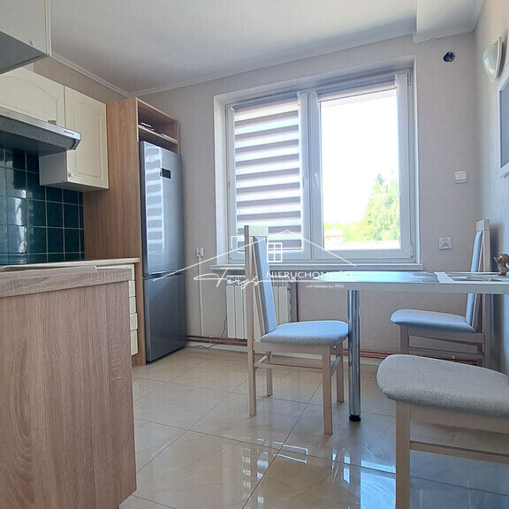 Funkcjonalny rozkład – dwa pokoje, garderoba i jasna, nowoczesna kuchnia.