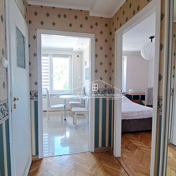 Komfortowy salon z balkonem typu loggia – idealne miejsce na poranną kawę.