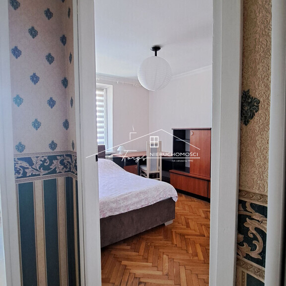 Nowocześnie wyremontowana kuchnia z płytą indukcyjną i miejscem na zmywarkę.