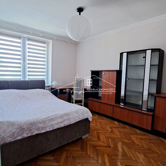 Ciepłe, zadbane parkiety w pokojach tworzą przytulną domową atmosferę.