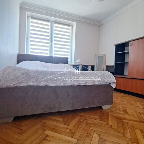 Oszczędne ogrzewanie z niezależnego pieca gazowego dwufunkcyjnego.