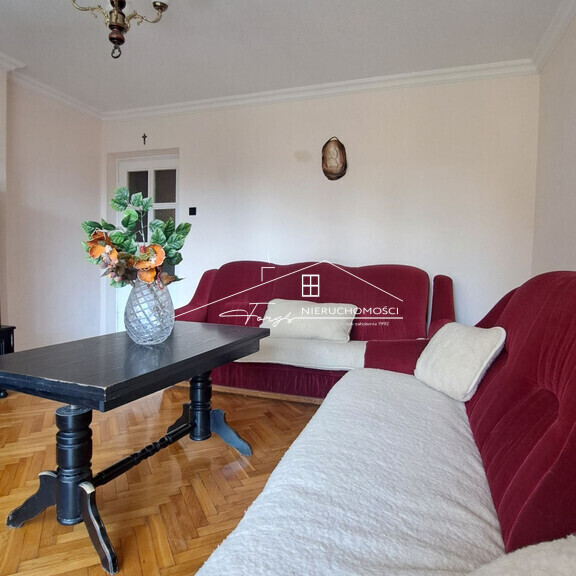 W pobliżu pełna infrastruktura: sklepy, szkoły, przedszkola oraz szpital.