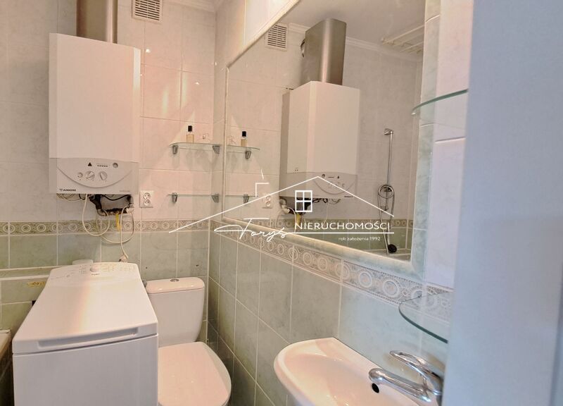 Ostatnie piętro w niskim bloku z cegły – kameralna zabudowa i prywatność.