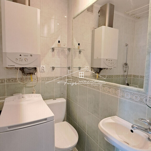 Ocieplony budynek z domofonem zapewnia komfort i bezpieczeństwo na co dzień.