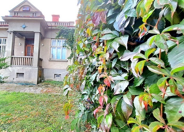 Przemyśl, ul. Tarnawskiego  zabytkowa willa miejska z lat 30. z ogrodem i dużym potencjałem inwestycyjnym