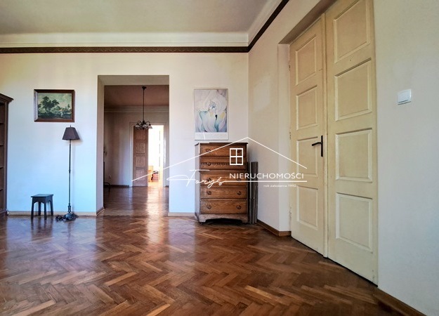 Przemyśl, ul. Tarnawskiego  zabytkowa willa miejska z lat 30. z ogrodem i dużym potencjałem inwestycyjnym