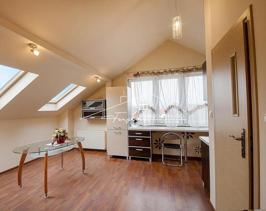 Budynek usługowo-mieszkalny do wynajęcia przy rondzie w Szówsku  300m  działka 12 arów