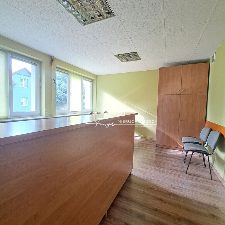 Wiata magazynowa i miejsca postojowe świetne dla logistyki i serwisu.