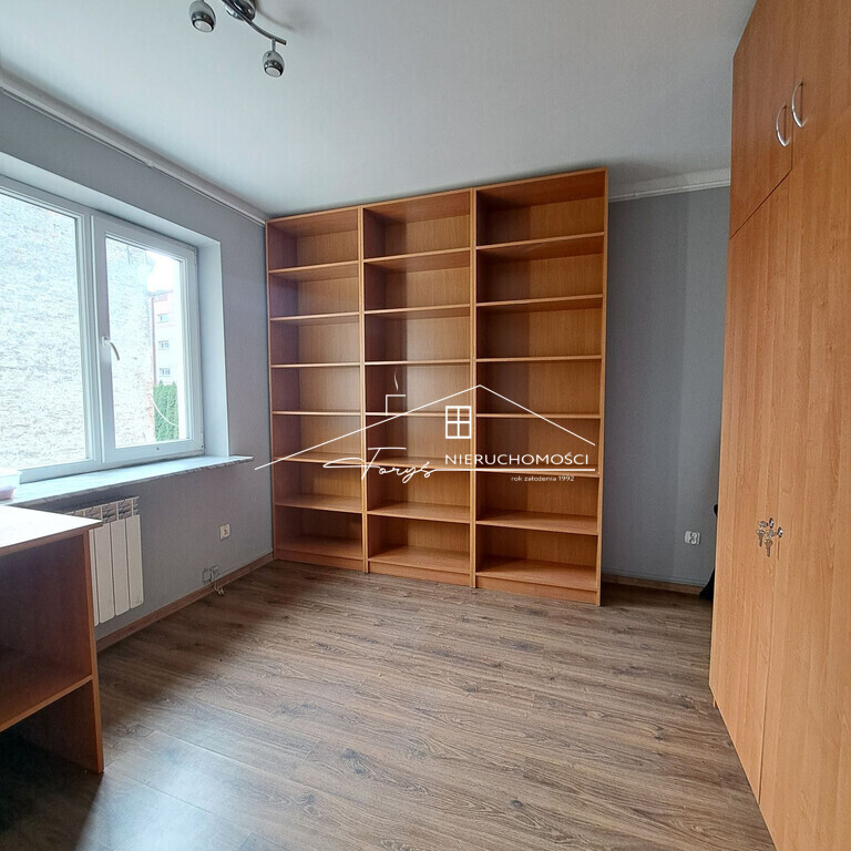 Stalowa konstrukcja i zamykana wiata idealne na magazyn lub flotę firmy.