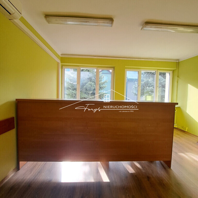 Przestronne lokale usługowe doskonałe na gabinety, biura i działalność.