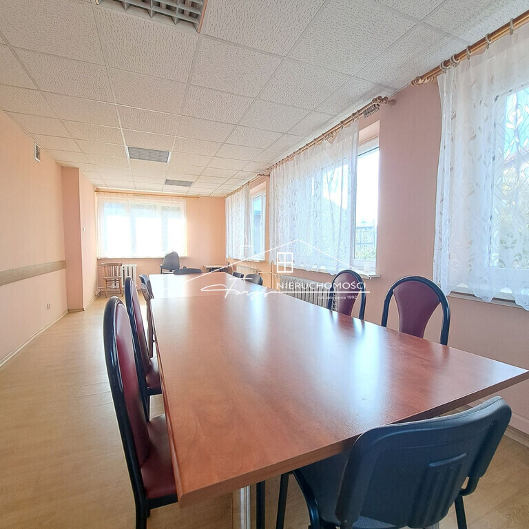 Spokojne otoczenie sprzyja pracy, a bliskość centrum ułatwia dojazd.