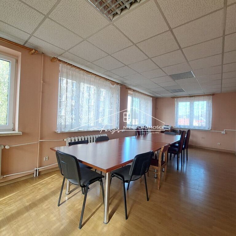 Świetna baza dla firm szukających siedziby, magazynu i parkingu w jednym.