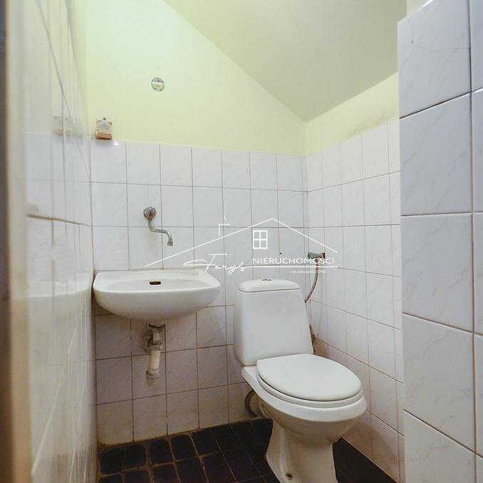 Nowoczesna infrastruktura, światłowód i wspólny węzeł sanitarny na piętrze.