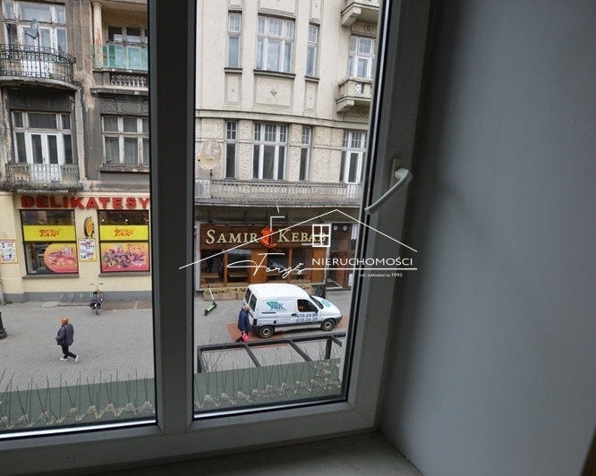 Kameralna kamienica przeznaczona wyłącznie na biura – profesjonalne otoczenie.